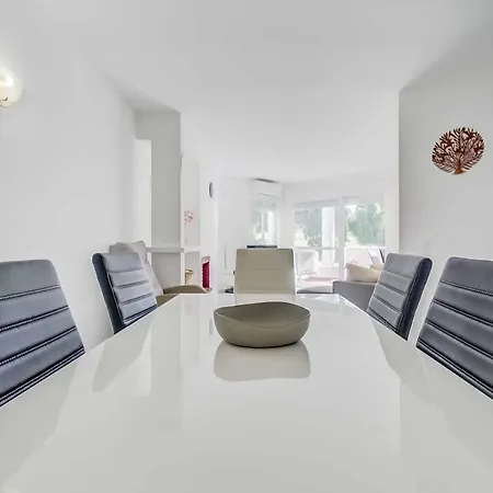 134 - Stylish Modern With Pool, Mijas *